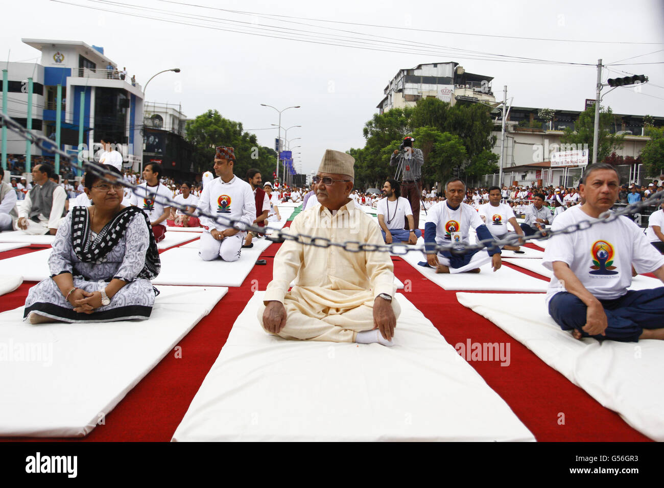 Kathmandu, Nepal. Il 21 giugno, 2016. Primo ministro nepalese KP Sharma Oli (C) partecipa a una sessione di yoga marcatura della International Yoga giorno a Kathmandu, Nepal, 21 giugno 2016. Credito: Pratap Thapa/Xinhua/Alamy Live News Foto Stock
