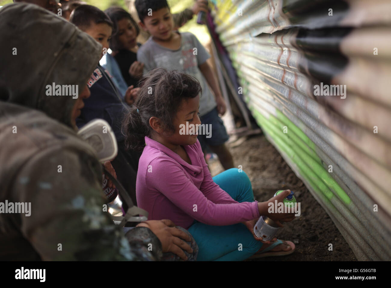 Bogotà. 16 Giugno, 2016. Immagine presa il 16 giugno 2016 illustra il sovrintendente della Polizia nazionale della Colombia, Oscar Gonzalez (R) disegnando un murale insieme con i bambini nel settore di Quiba, a Bogotà, in Colombia. Oscar Gonzalez va sotto il nome di 'Oso' ('Orso") e il suo eye-catching graffiti murali può essere visto su pareti e porte intorno il colombiano Bogotà capitale. Oggi, come assistente capo di polizia, Gonzalez incorpora l'arte nel dipartimento di polizia di programmi per frenare il consumo di stupefacenti tra i giovani colombiani. © Jhon Paz/Xinhua/Alamy Live News Foto Stock