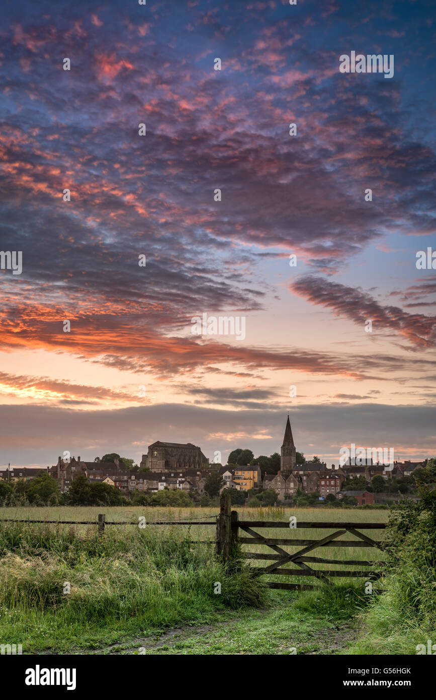 Malmesbury, Regno Unito. Il 21 giugno, 2016. Una splendida alba sopra il Wiltshire cittadina collinare di Malmesbury su giugno 21st. Credito: Terry Mathews/Alamy Live News Foto Stock