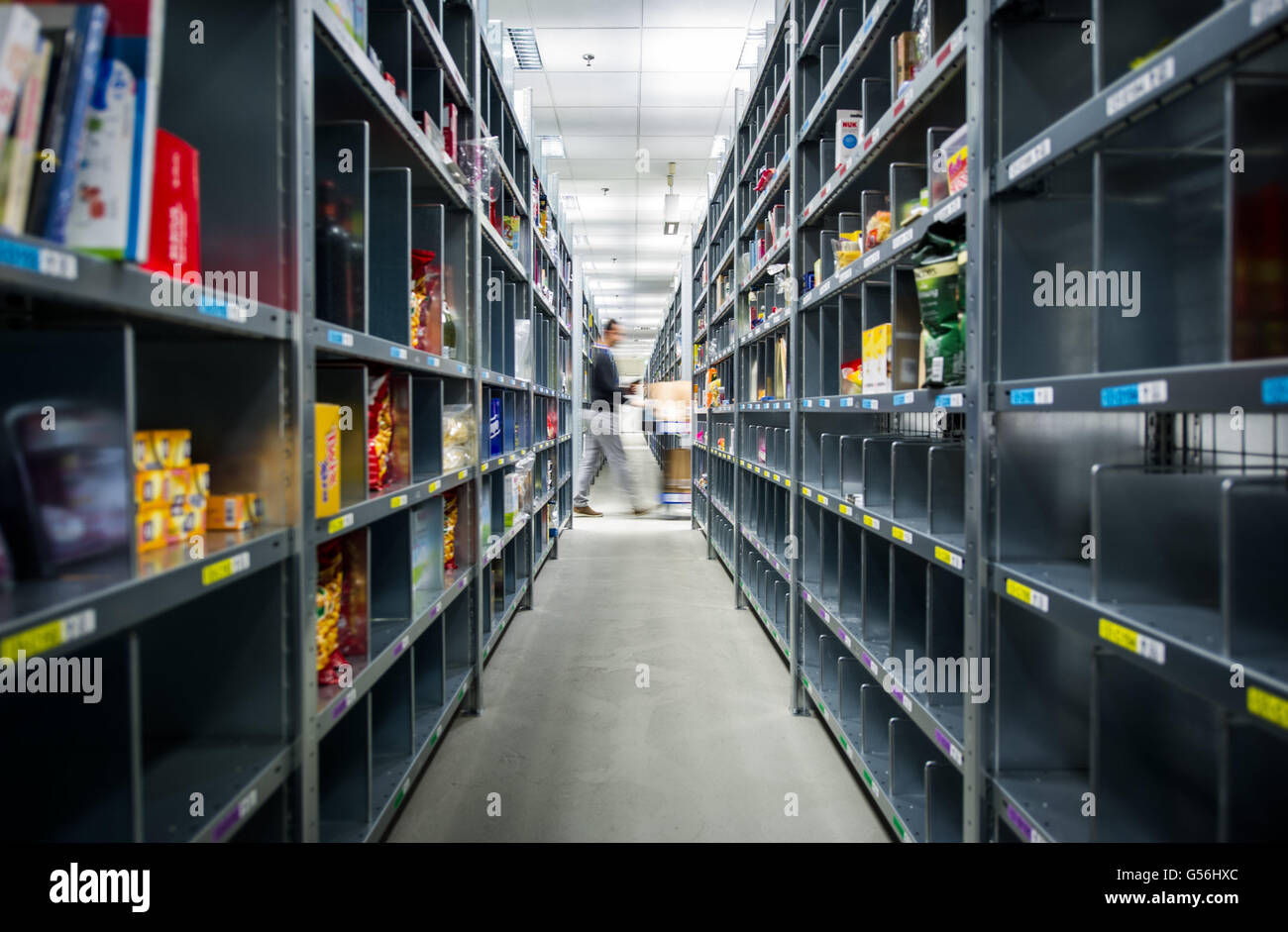 Un Amazon ora scaffalature nel magazzino a Berlino (Germania), 12 maggio 2016. Foto: Sophia Kembowski/dpa Foto Stock
