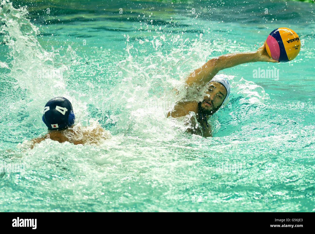 Huizhou. Il 21 giugno, 2016. La Grecia Angelos Vlachopoulos (R) passa la palla in un gruppo match tra il Giappone e la Grecia durante il 2016 FINA maschile di pallanuoto World League Super finale in Huizhou, Cina del sud della provincia di Guangdong, giugno, 21, 2016. La Grecia ha vinto 15-7. Credito: Lu Hanxin/Xinhua/Alamy Live News Foto Stock