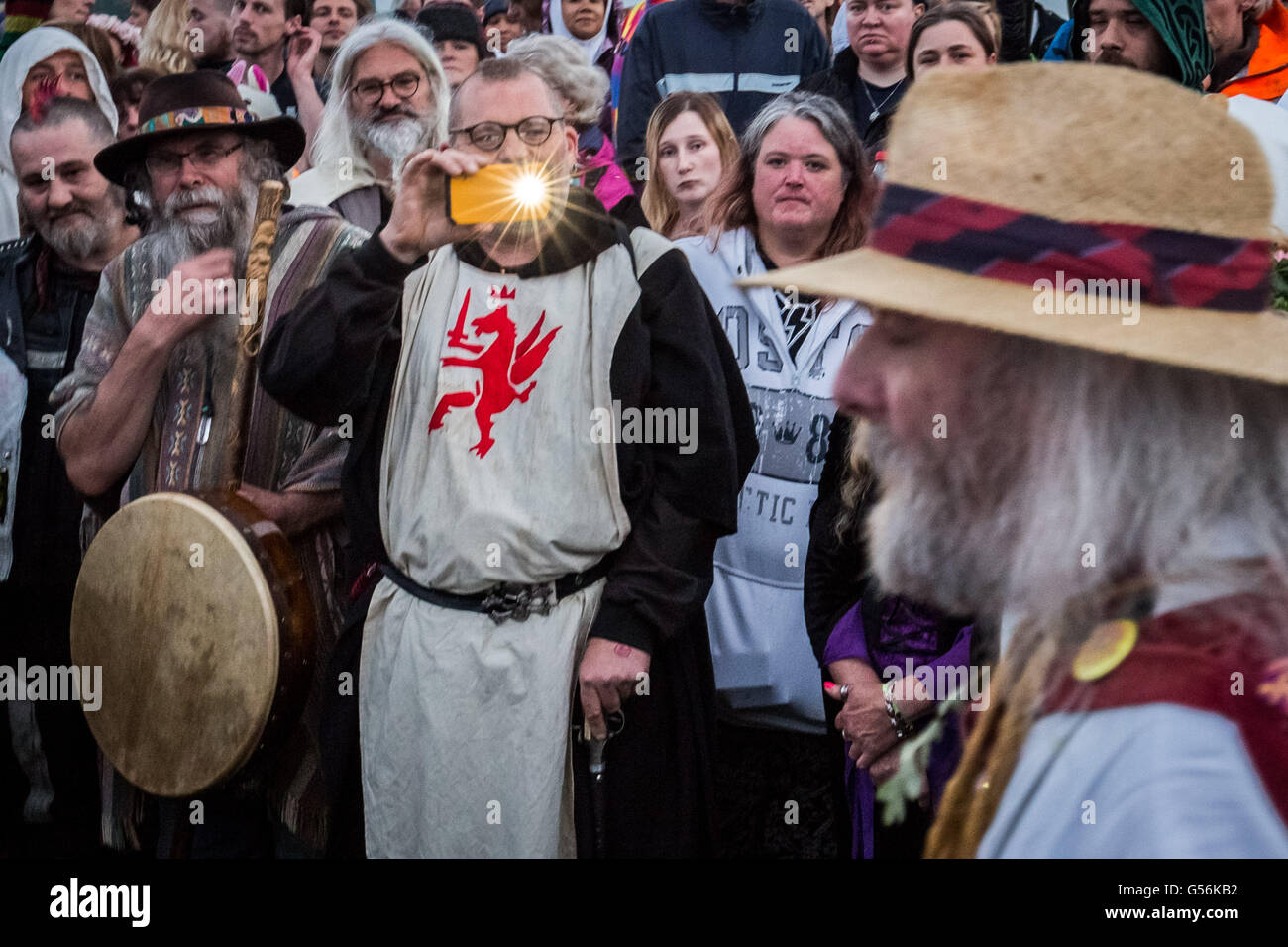 Avebury, UK. Il 21 giugno, 2016. Stonehenge Solstizio d'estate celebrazioni Credito: Guy Corbishley/Alamy Live News Foto Stock