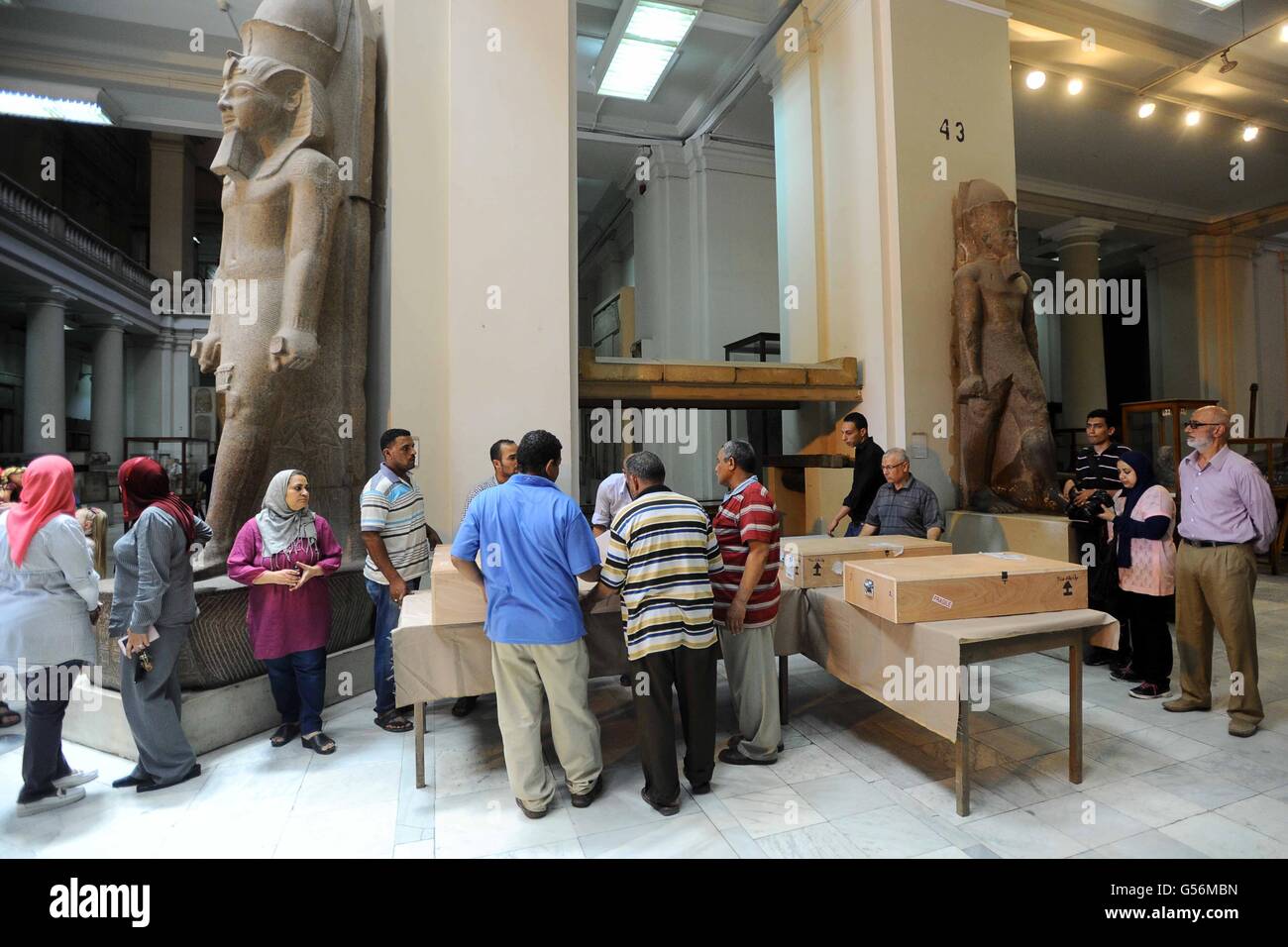 Il Cairo, Egitto. Il 21 giugno, 2016. Antichità Egizie funzionari portano un coperchio di un sarcofago del suo arrivo al Museo Egizio del Cairo, in Egitto, il 21 giugno 2016. Due antico sarcofago egiziano i coperchi sono stati consegnati al Cairo il museo egizio dopo che sono emerse in occasione di una vendita all'asta in Israele. Antichità Ministro Khaled el-Anani dice il colorato coperture in legno e decorate con geroglifici e le illustrazioni sono state recuperate dopo che è andato in vendita nel 2012 e restituito in seguito la cooperazione tra i due paesi e Interpol © Sayed Amr/immagini APA/ZUMA filo/Alamy Live News Foto Stock