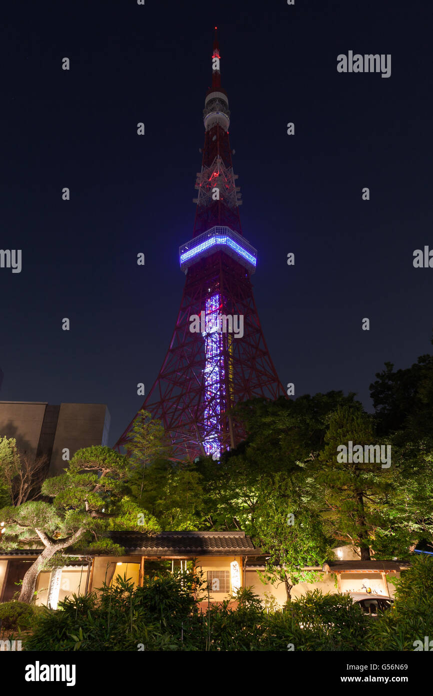 La Torre di Tokyo si spegne le sue luci per 2 ore per accrescere la sensibilizzazione nei confronti del risparmio energetico su Giugno 21, 2016, Tokyo, Giappone. La Torre di Tokyo spento le sue illuminazioni come parte del Ministero dell'ambiente il piano di azione per la riduzione di CO2/luci Down campagna. Lo farà ancora per Tanabata il 7 luglio, noto anche la notte della stella Festival. © Rodrigo Reyes Marin/AFLO/Alamy Live News Foto Stock