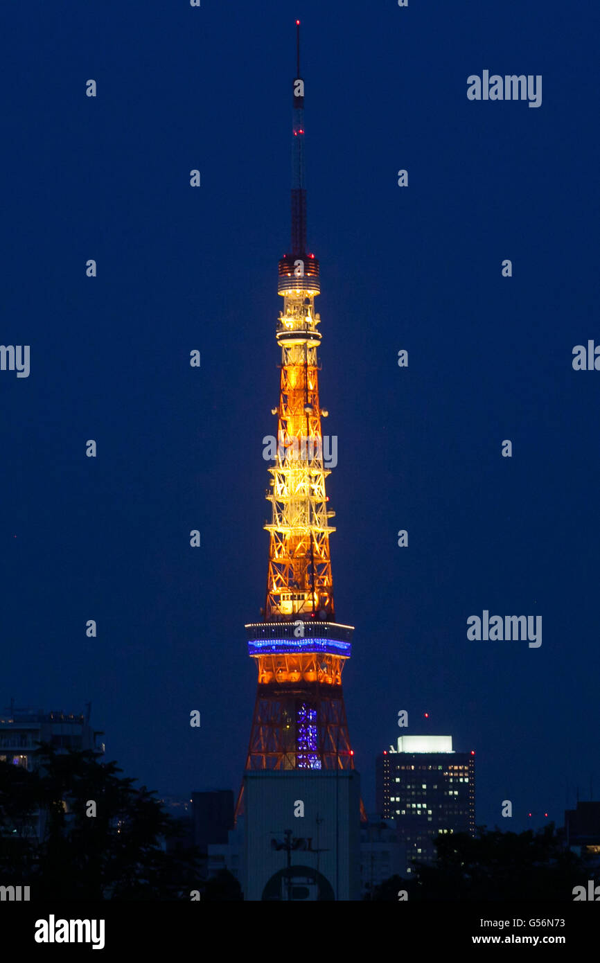 La Torre di Tokyo, raffigurato da Roppongi Hills, prima di spegnere le luci per 2 ore per accrescere la sensibilizzazione nei confronti del risparmio energetico su Giugno 21, 2016, Tokyo, Giappone. La Torre di Tokyo spento le sue illuminazioni come parte del Ministero dell'ambiente il piano di azione per la riduzione di CO2/luci Down campagna. Lo farà ancora per Tanabata il 7 luglio, noto anche la notte della stella Festival. © Rodrigo Reyes Marin/AFLO/Alamy Live News Foto Stock