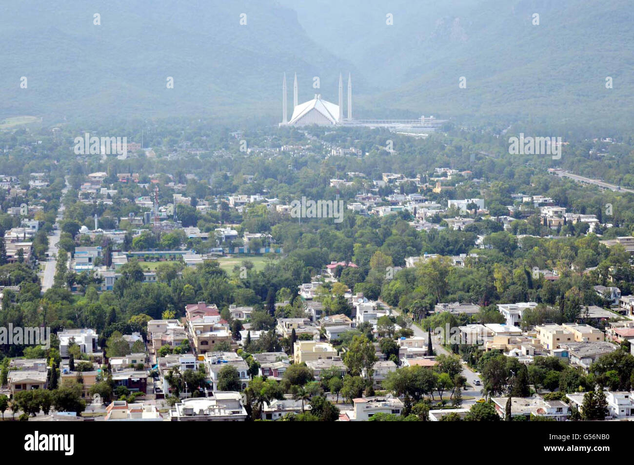 Un' antenna belle accattivanti vista della capitale del Pakistan durante le nuvole catturato all orizzonte di Islamabad su Martedì, 21 giugno 2016. Foto Stock