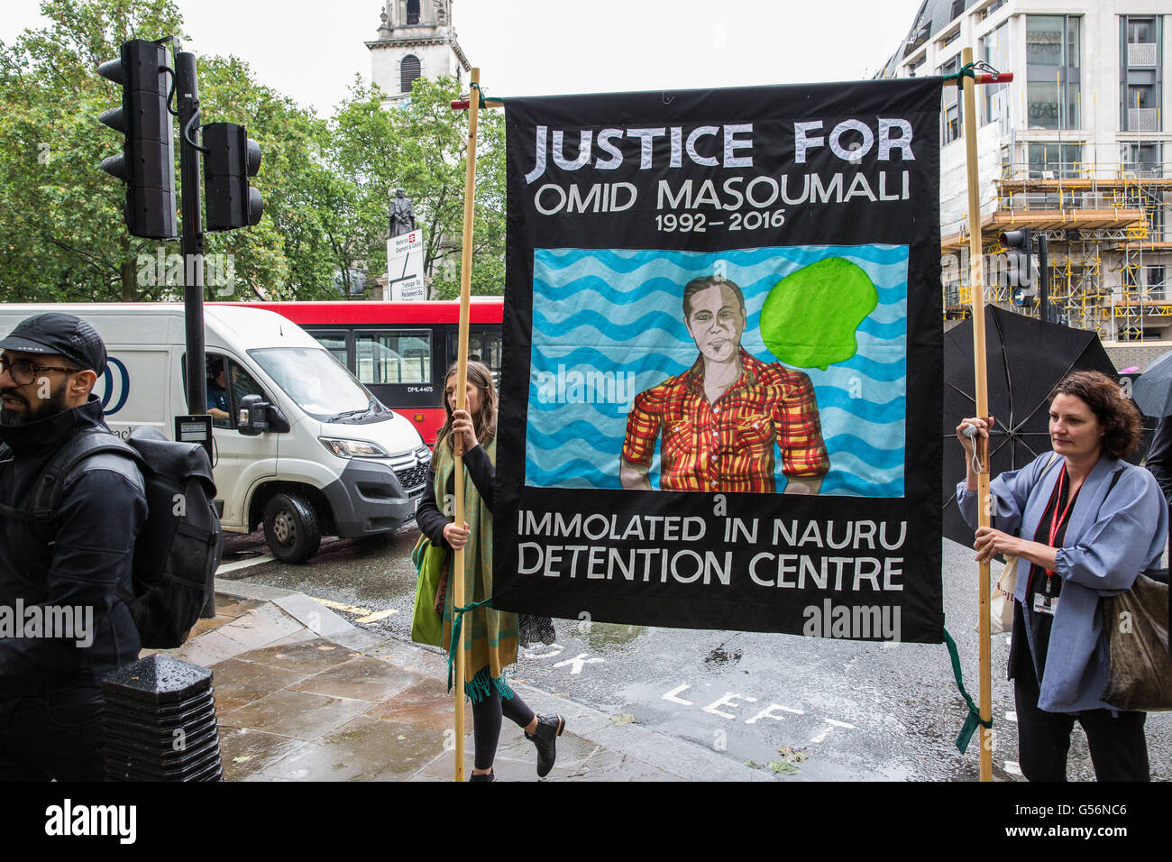 Londra, Regno Unito. Xx Giugno, 2016. Gli attivisti portano un banner per chiedere "Giustizia per Omid Masoumali' ad una protesta da parte di diverse organizzazioni al di fuori casa in Australia durante il Mondiale del Rifugiato nella settimana di solidarietà con i rifugiati in corso proteste all'isola australiana nei centri di detenzione di Nauru e Manus. Omid Masoumali era un 23-anno-vecchio rifugiato che morì dopo aver impostato se stesso sul fuoco a Nauru centro di detenzione. Credito: Mark Kerrison/Alamy Live News Foto Stock