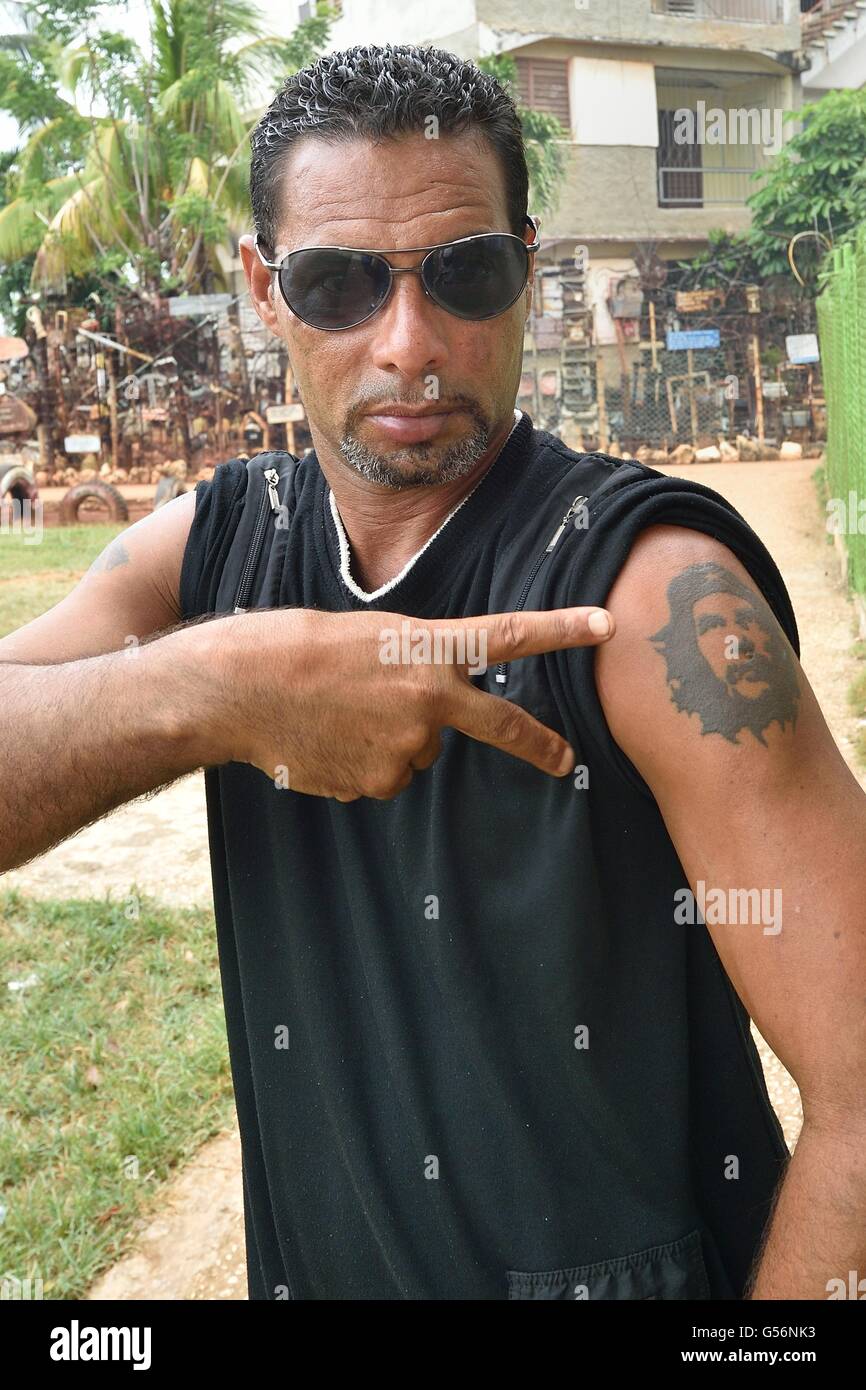 Alamar, Alamar, Cuba. 19 Maggio, 2016. Ronny, un residente di Alamar, il pubblico più grande progetto di alloggiamento a Cuba con 100.000 residenti, mostra il suo tatuaggio del rivoluzionario cubano figure Fidel Castro su un braccio e Che Guevara sull'altro braccio, Alamar, Cuba, maggio 2016. © Rory Merry/ZUMA filo/Alamy Live News Foto Stock