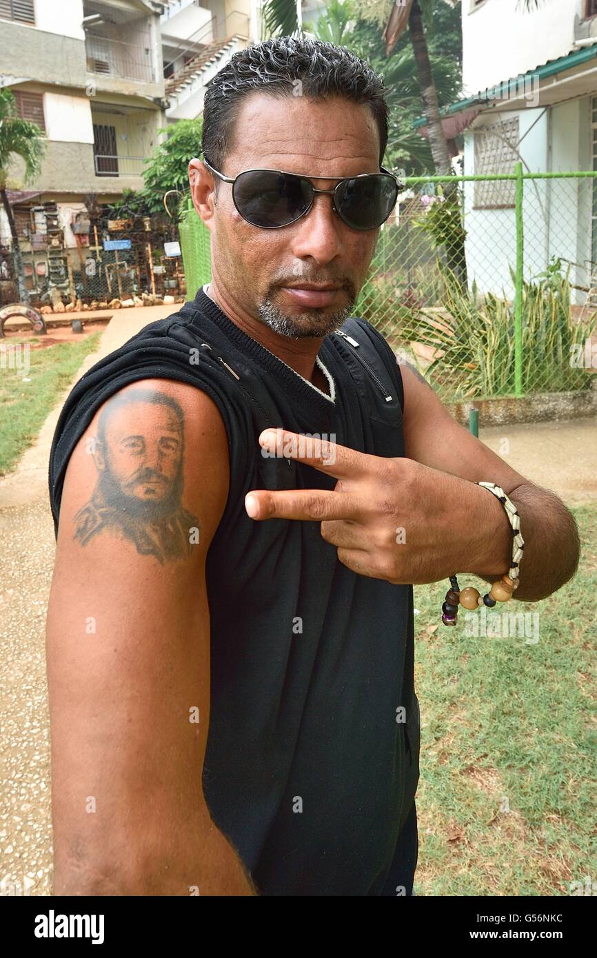 Alamar, Alamar, Cuba. 19 Maggio, 2016. Ronny, un residente di Alamar, il pubblico più grande progetto di alloggiamento a Cuba con 100.000 residenti, mostra il suo tatuaggio del rivoluzionario cubano figure Fidel Castro su un braccio e Che Guevara sull'altro braccio, Alamar, Cuba, maggio 2016. © Rory Merry/ZUMA filo/Alamy Live News Foto Stock