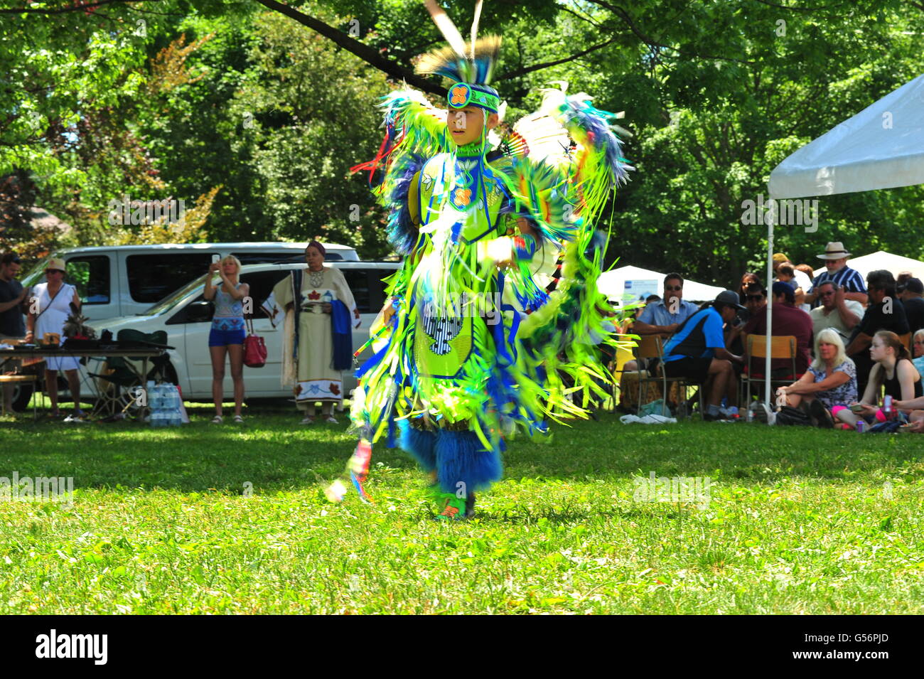 London, Ontario, Canada. Martedì 21 Giugno, 2016. Presto la Giornata della Solidarietà è celebrato a Londra, Ontario, con balli, percussioni e un Powwow. Persone provenienti da tutte le comunità sono stati invitati ad abbracciare il patrimonio di cultura e le conquiste delle Prime Nazioni, Inuit e Métis popoli in Canada. Ontario è la casa di più di 300.000 indigeni e non vi è stato uno sforzo continuo per un maggiore riconoscimento e una legali nazionali di vacanza per i popoli aborigeni. Credito: Jonny bianco/Alamy Live News Foto Stock