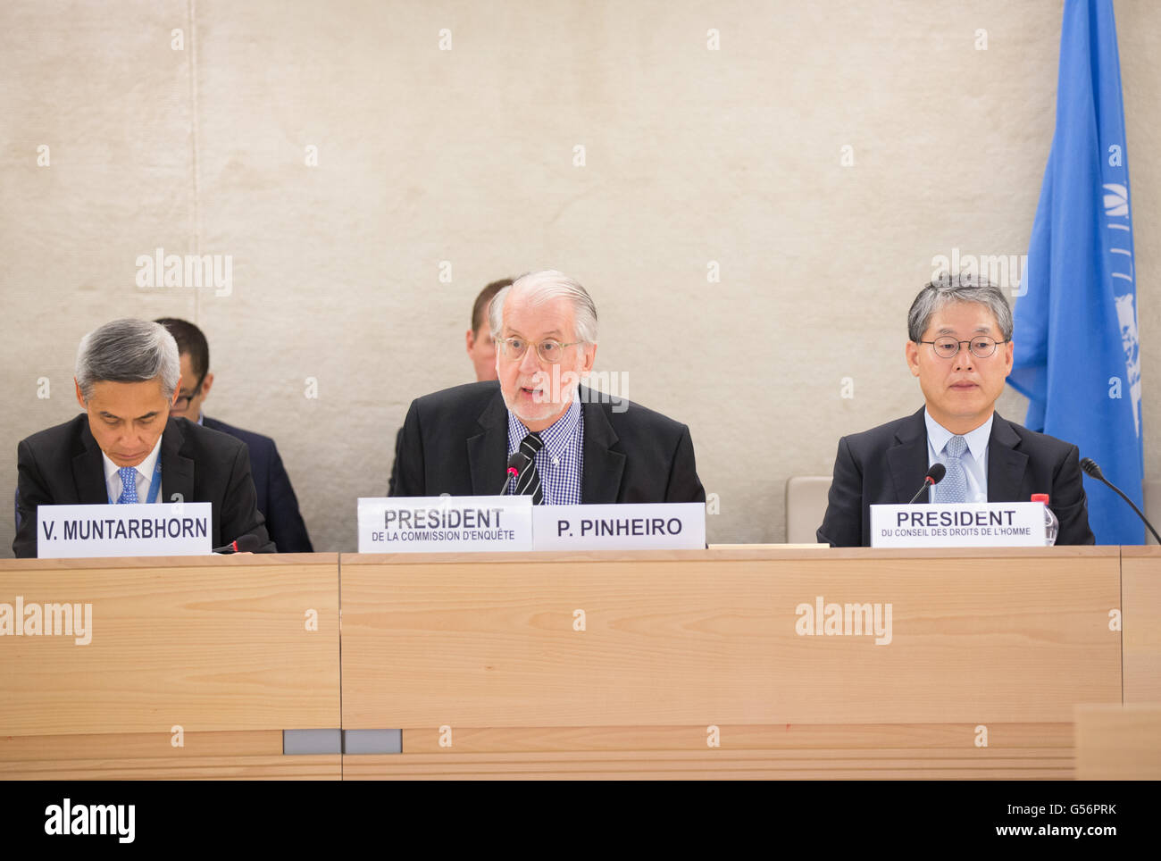 Ginevra, Svizzera. Il 21 giugno, 2016. Paulo Pinheiro (C), a capo della commissione indipendente di inchiesta sulla Siria, dà un aggiornamento orale al Consiglio dei Diritti umani (HRC) che sta organizzando la sua trentaduesima sessione a Ginevra, Svizzera, 21 giugno 2016. Il capo della commissione indipendente di inchiesta sulla Siria ha avvertito martedì che continui combattimenti e sistemici le violazioni dei diritti umani sono una questione di estrema preoccupazione per il paese la popolazione disperata e tentativi di broker un fine politico per i cinque anni di conflitto. Credito: Xu jinquan/Xinhua/Alamy Live News Foto Stock