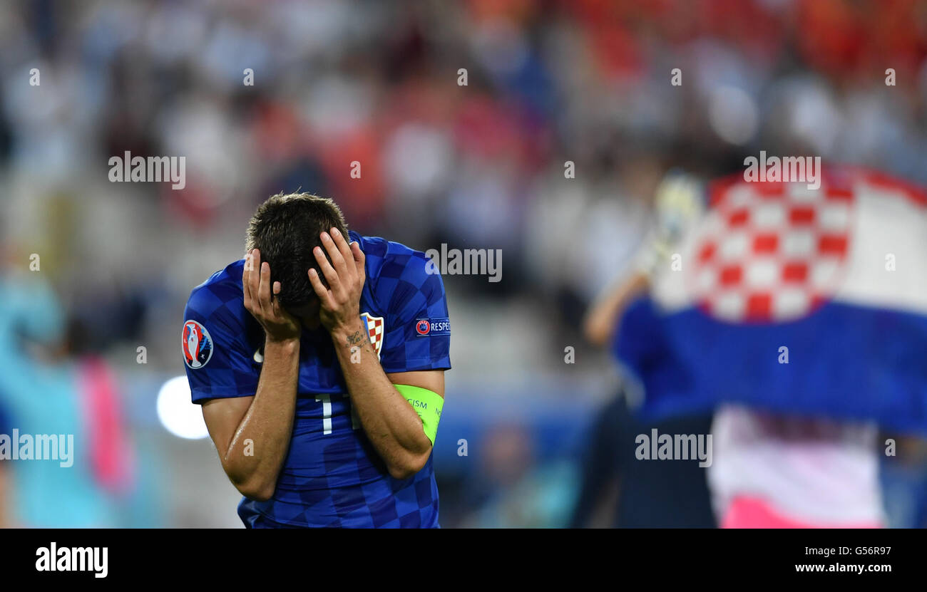 Bordeaux, Francia. Il 21 giugno, 2016. Darijo Srna della Croazia reagisce dopo l'Euro 2016 Gruppo D partita di calcio tra la Spagna e la Croazia a Bordeaux, Francia, 21 giugno 2016. La Croazia ha vinto 2-1. Credito: Tao Xiyi/Xinhua/Alamy Live News Foto Stock