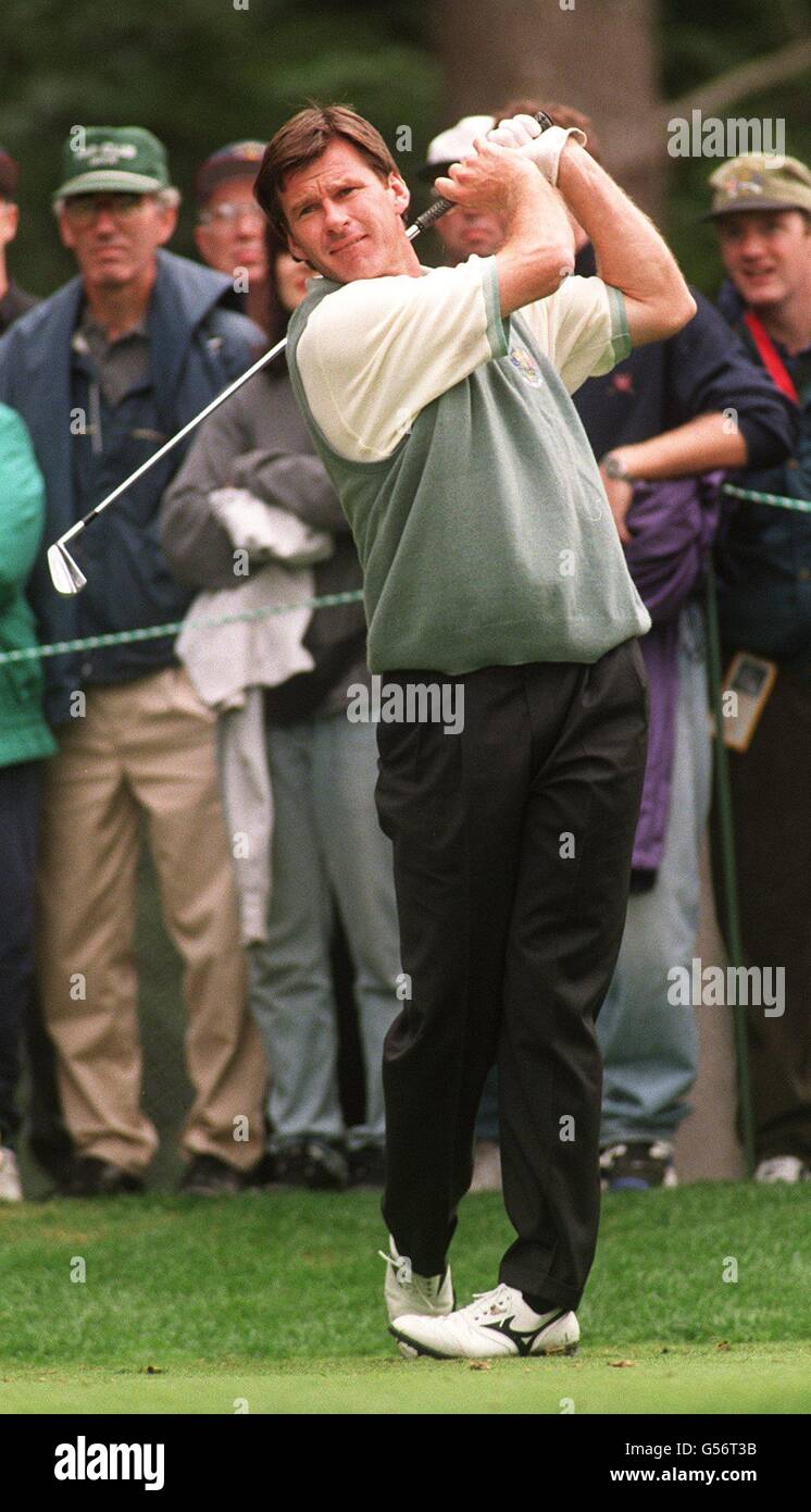 NICK FALDO COLPISCE UN FERRO AL VERDE A ROCHESTER, NY Foto Stock