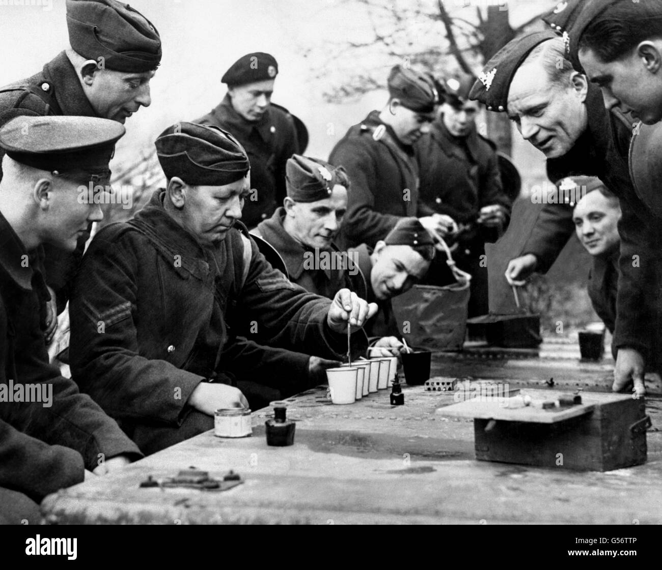 Una forza di 30,000 ufficiali e uomini sta combattendo un nemico più mortale dei tedeschi o dei giapponesi. Questi uomini sono i laureati in tempo di guerra della Scuola Armata di igiene nel comando sudorientale. Gli specialisti passano attraverso al tasso di 100 per corso. Circa 1942 Foto Stock