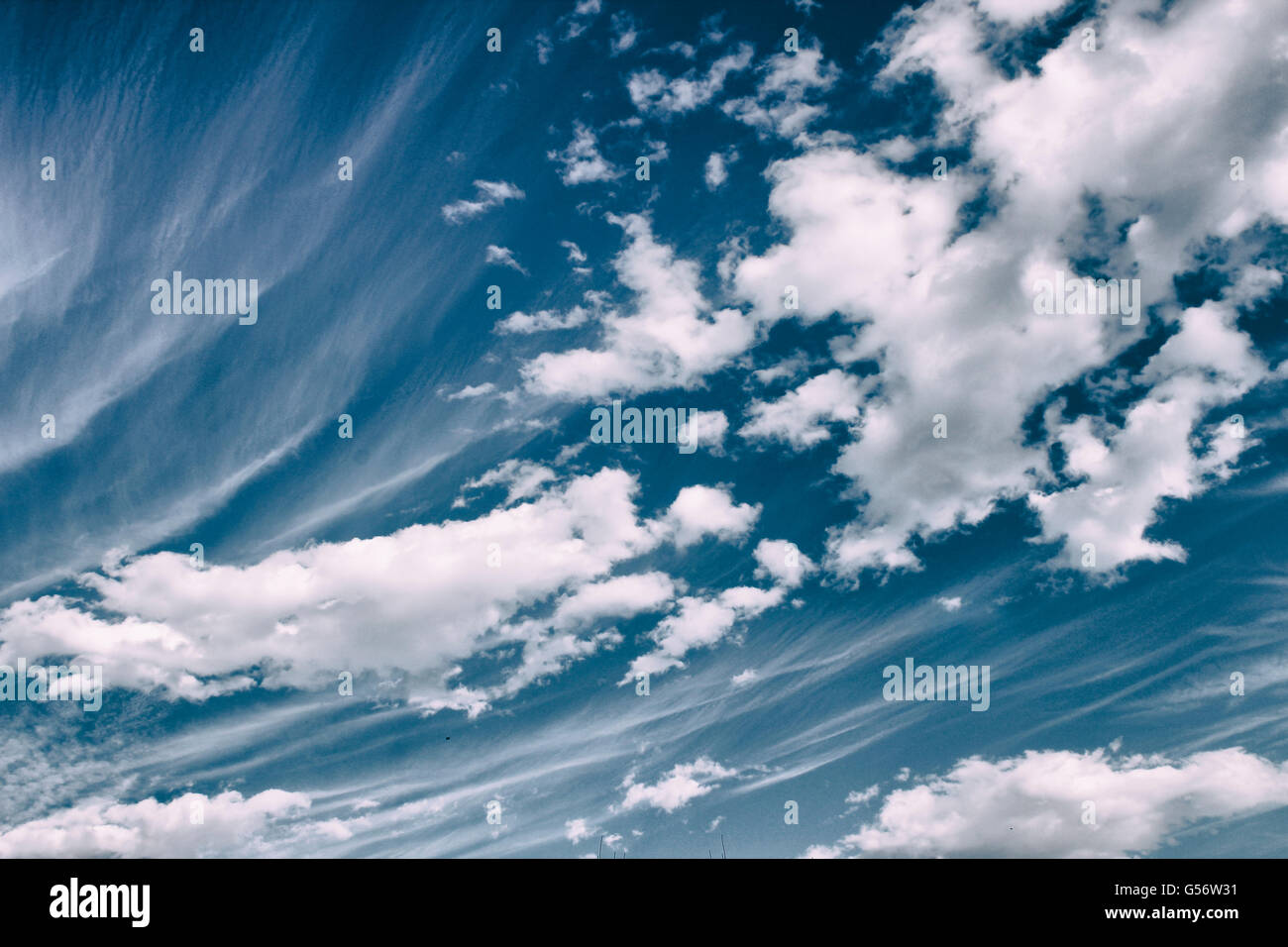 Fotografia di un blu profondo del cielo e bianche nuvole di cotone Foto Stock