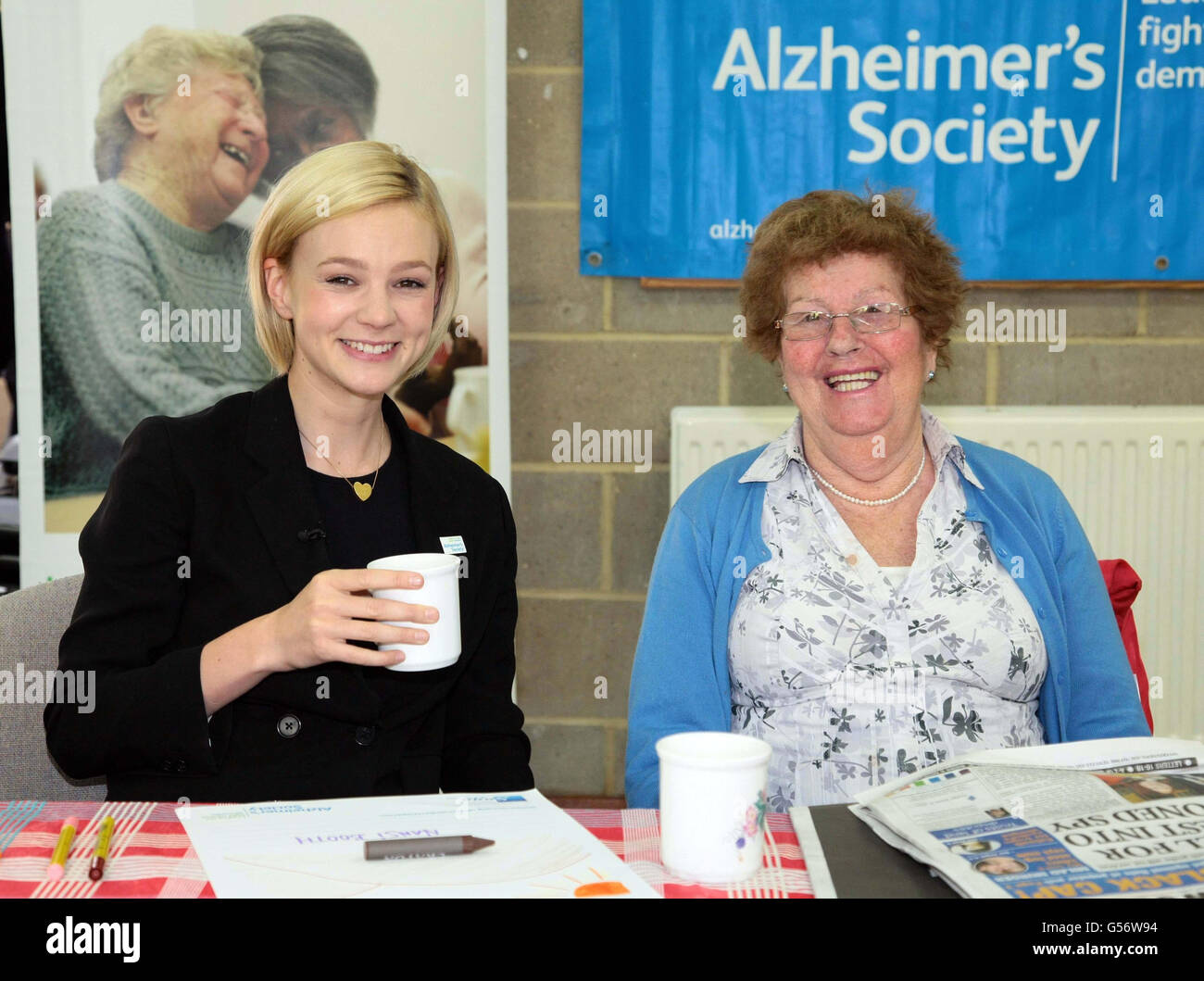 L'ambasciatrice e attrice della Società di Alzheimer Carey Mulligan con Noreen Donohue, che ha demenza, al servizio Rest-Bite presso la Chiesa Congregazionale di Kentish Town, Londra, per celebrare l'inizio della settimana di sensibilizzazione sulla demenza della carità, che si svolge dal 20 al 26 maggio. Foto Stock
