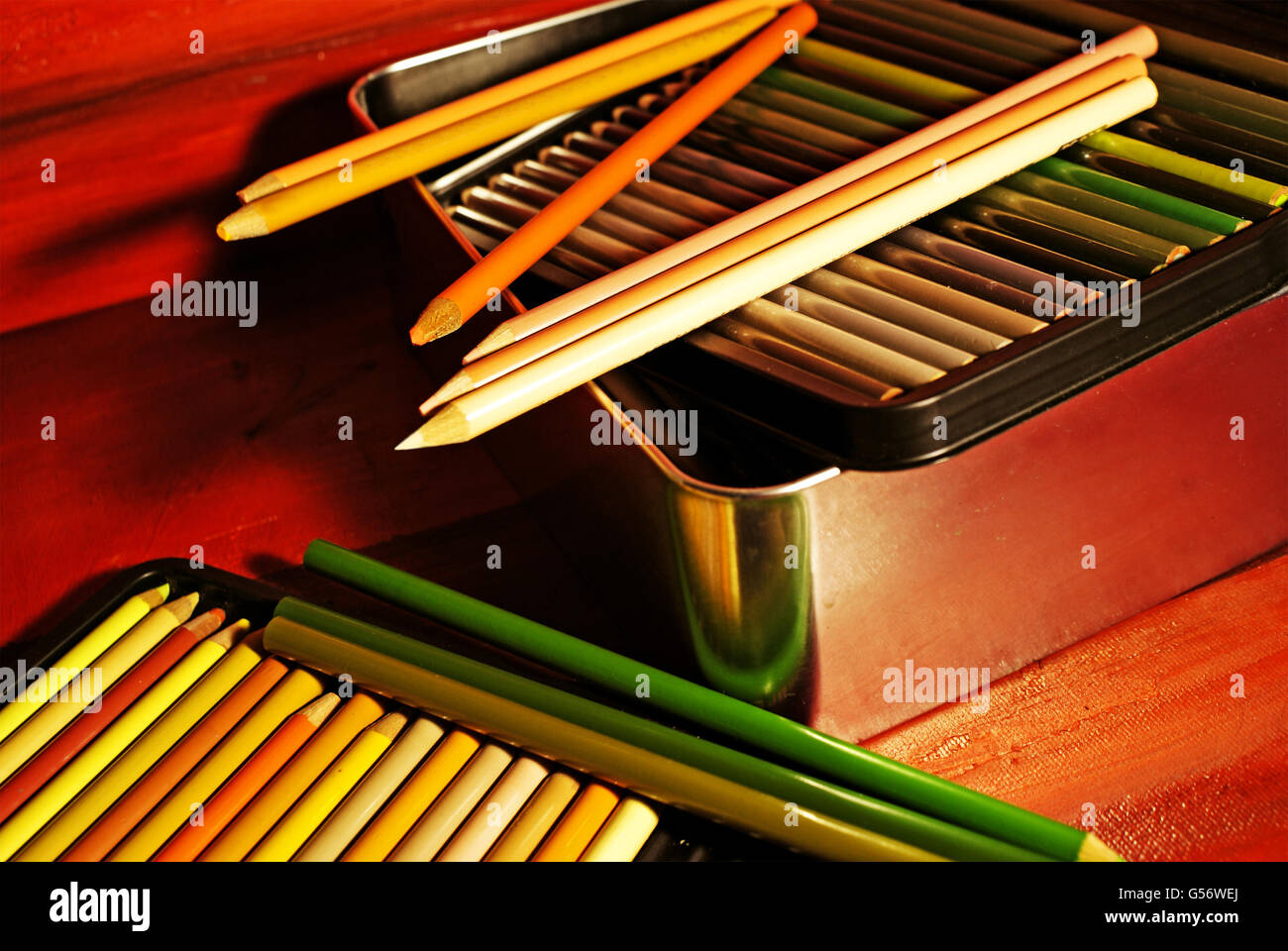 Fotografia di una scatola di legno matite di colore Foto Stock