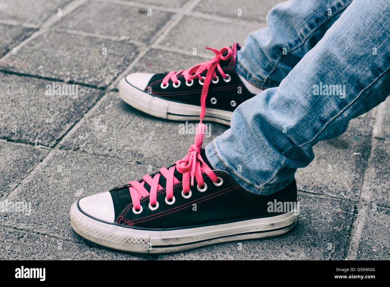 Fotografia di una coppia di classico scarpe da tennis e jeans Foto Stock
