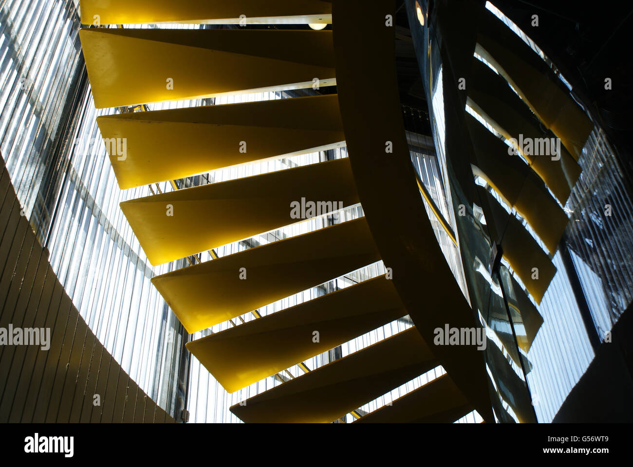 Fotografia di un metallo giallo moderno contemporaneo scale Foto Stock