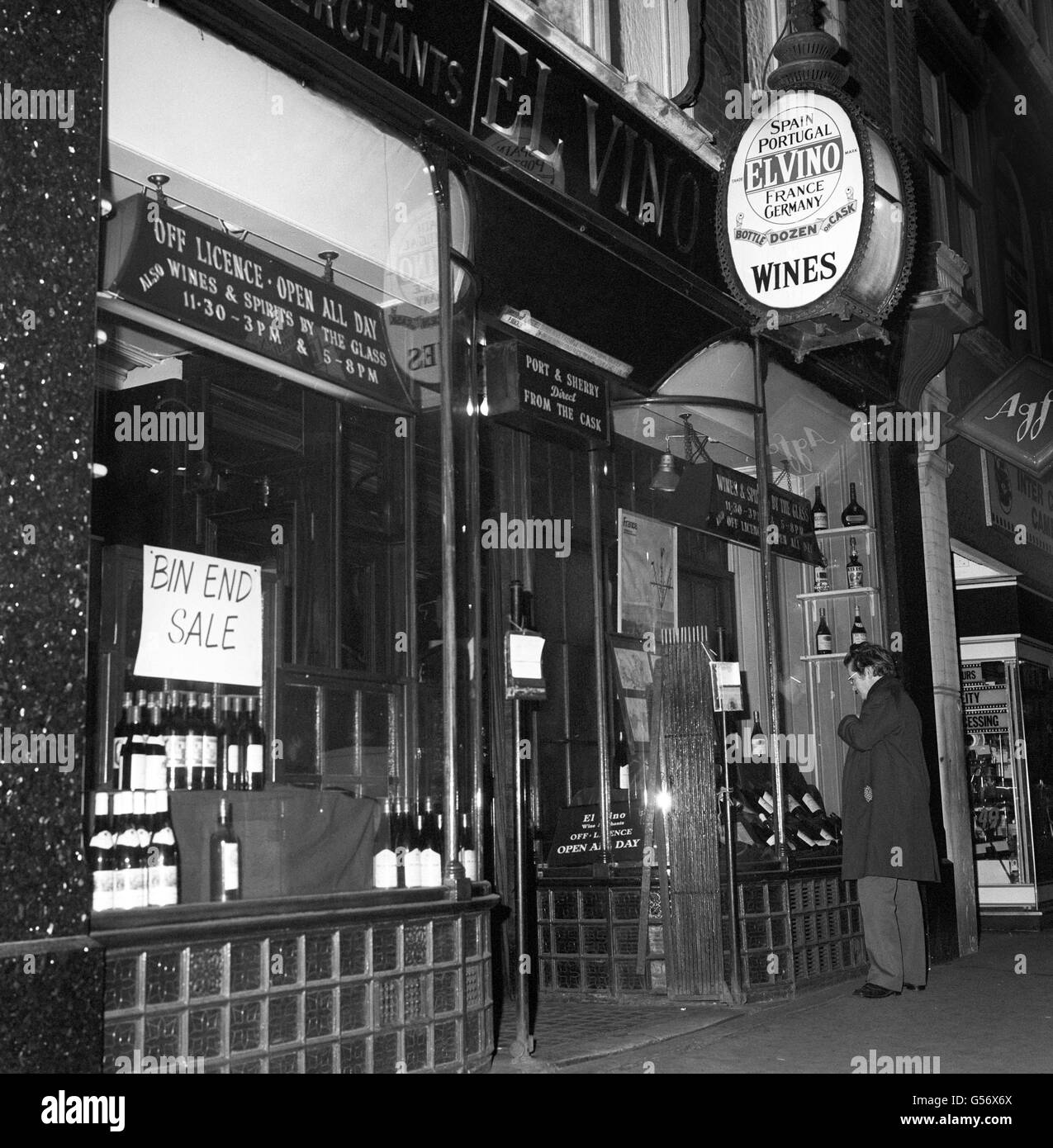 Il wine bar El vino e la licenza off a Fleet Street, Londra, uno dei luoghi più infestati dai giornalisti di Fleet Street. Foto Stock