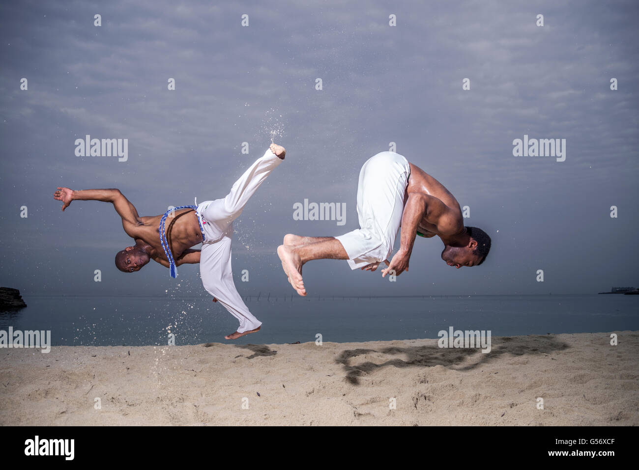 Capoeira brasiliana arte marziale sulla spiaggia Foto Stock