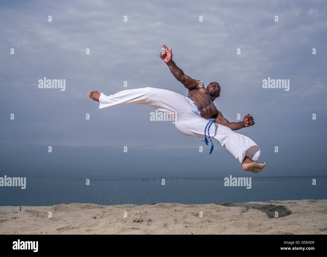 Capoeira brasiliana arte marziale sulla spiaggia Foto Stock