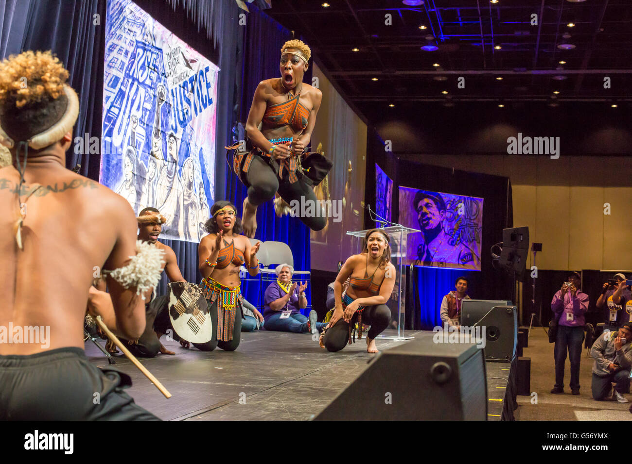 Detroit, Michigan - Passo Afrika!, un passo di danza, ensemble esegue al servizio dipendenti Unione Internazionale convenzione. Foto Stock