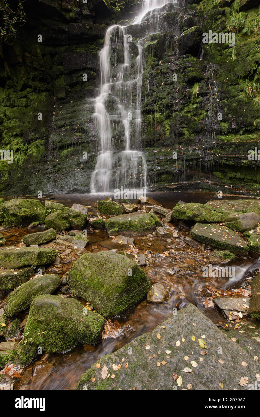 Vista delle cascate e rocce nel fiume Nera centrale Clough cascata, Nero Clough, Peak District N.P., Derbyshire, Inghilterra, Ottobre Foto Stock