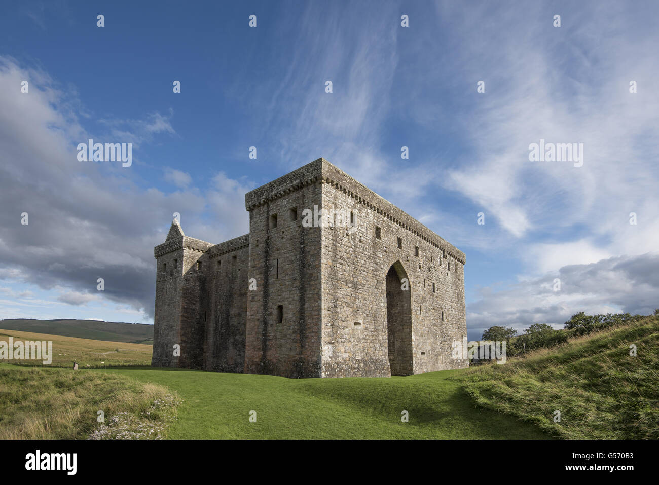 Castello medievale conserva il castello di Hermitage, vicino Newcastleton, Roxburghshire, Scozia, Settembre Foto Stock