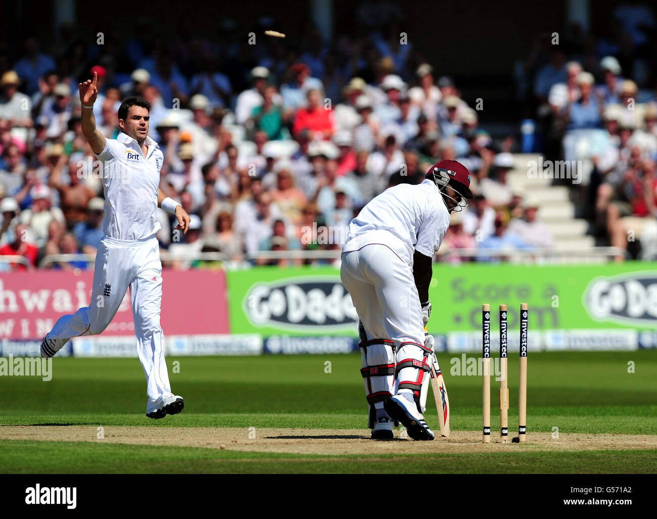 Cricket - 2012 Investec Test Series - seconda prova - Inghilterra / West Indies - Day One - Trent Bridge. James Anderson in Inghilterra festeggia dopo il bowling West Indies Kirk Edwards durante la seconda prova a Trent Bridge, Nottingham. Foto Stock