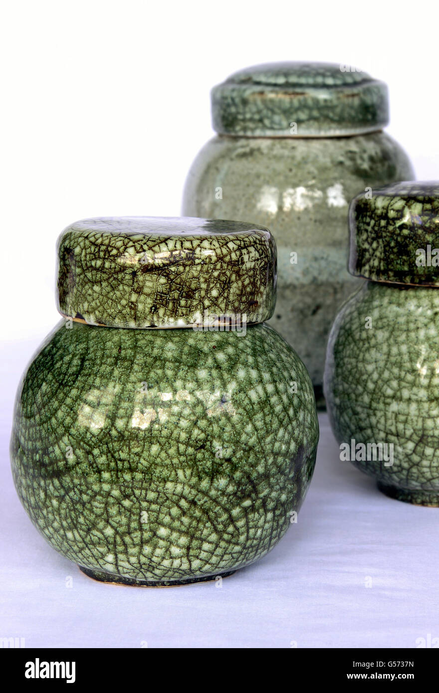 Vaso di Ceramica Ceramica verde e bianco smalto crackle vasetti di zenzero Foto Stock