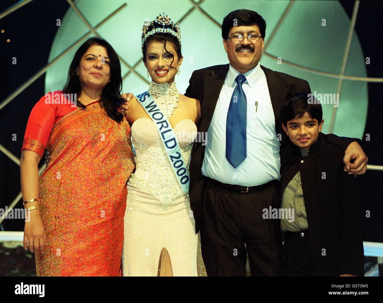 Miss India Priyanka Chopra con la sua famiglia durante il concorso Miss World al Millennium Dome di Greenwich. Foto Stock