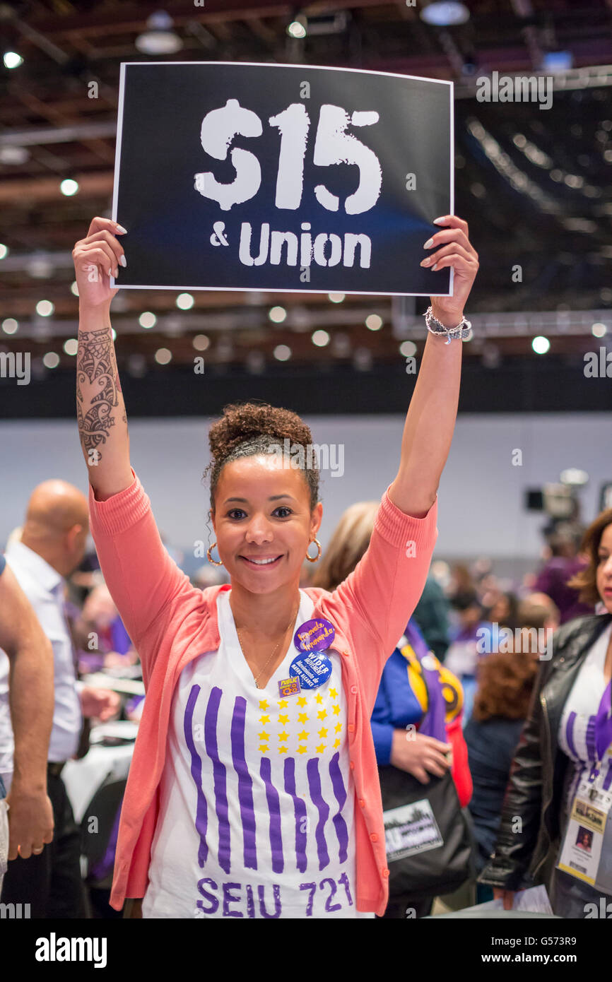 Detroit, Michigan - Giovani in lotta per un $15 salario minimo al servizio dipendenti Unione Internazionale convenzione. Foto Stock