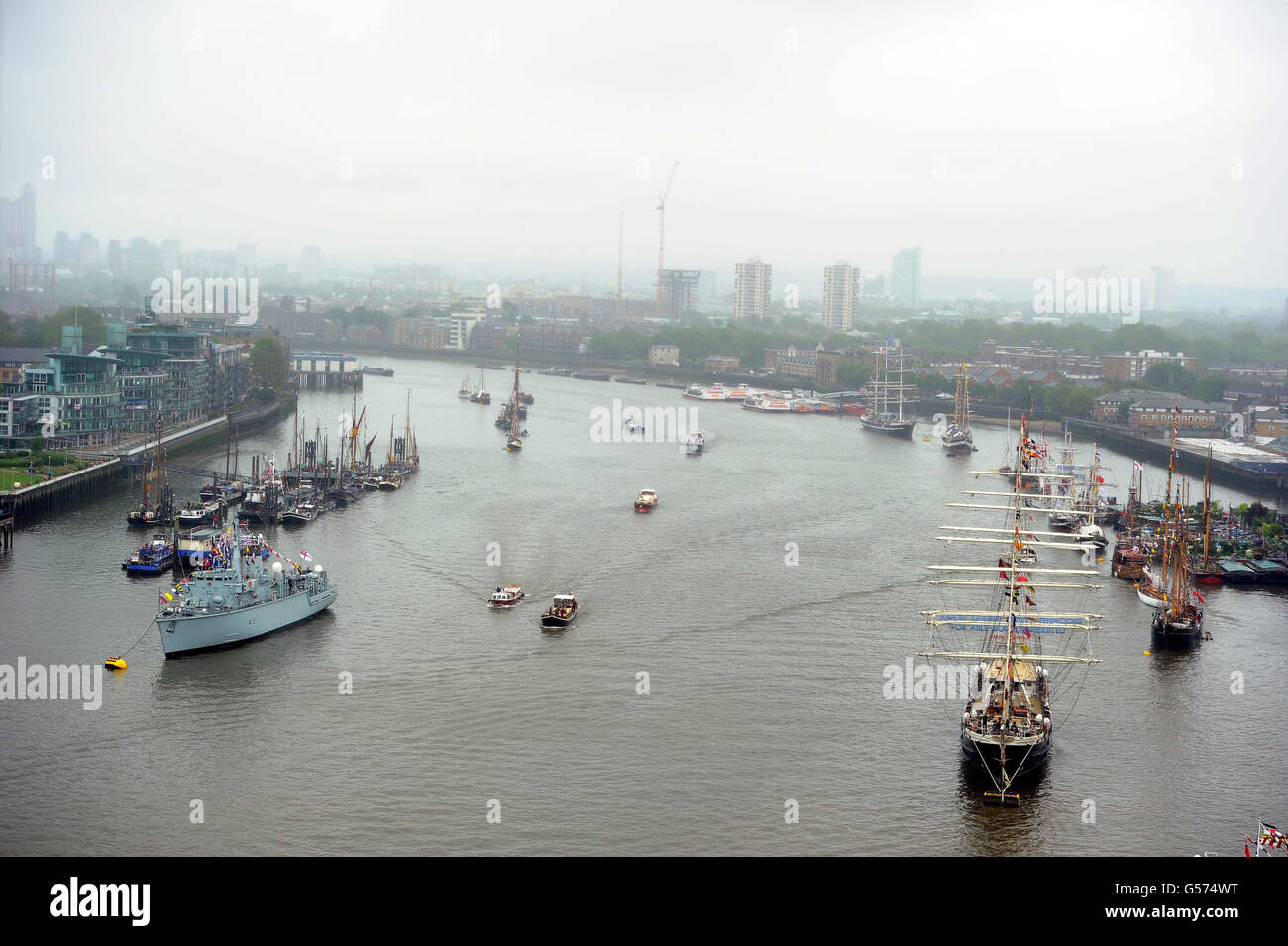 Le barche si dirigono verso il Tamigi, Londra, prima dell'inizio del concorso del fiume Diamond Jubilee. Foto Stock