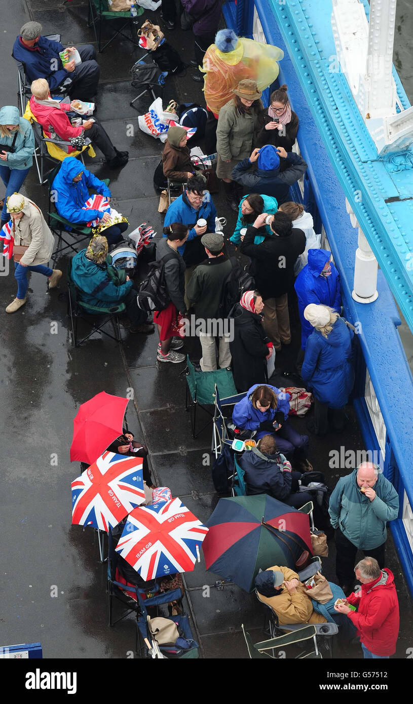 La folla si raduna sul Tower Bridge di Londra, davanti all'inizio della paganata sul fiume Diamond Jubilee. Foto Stock