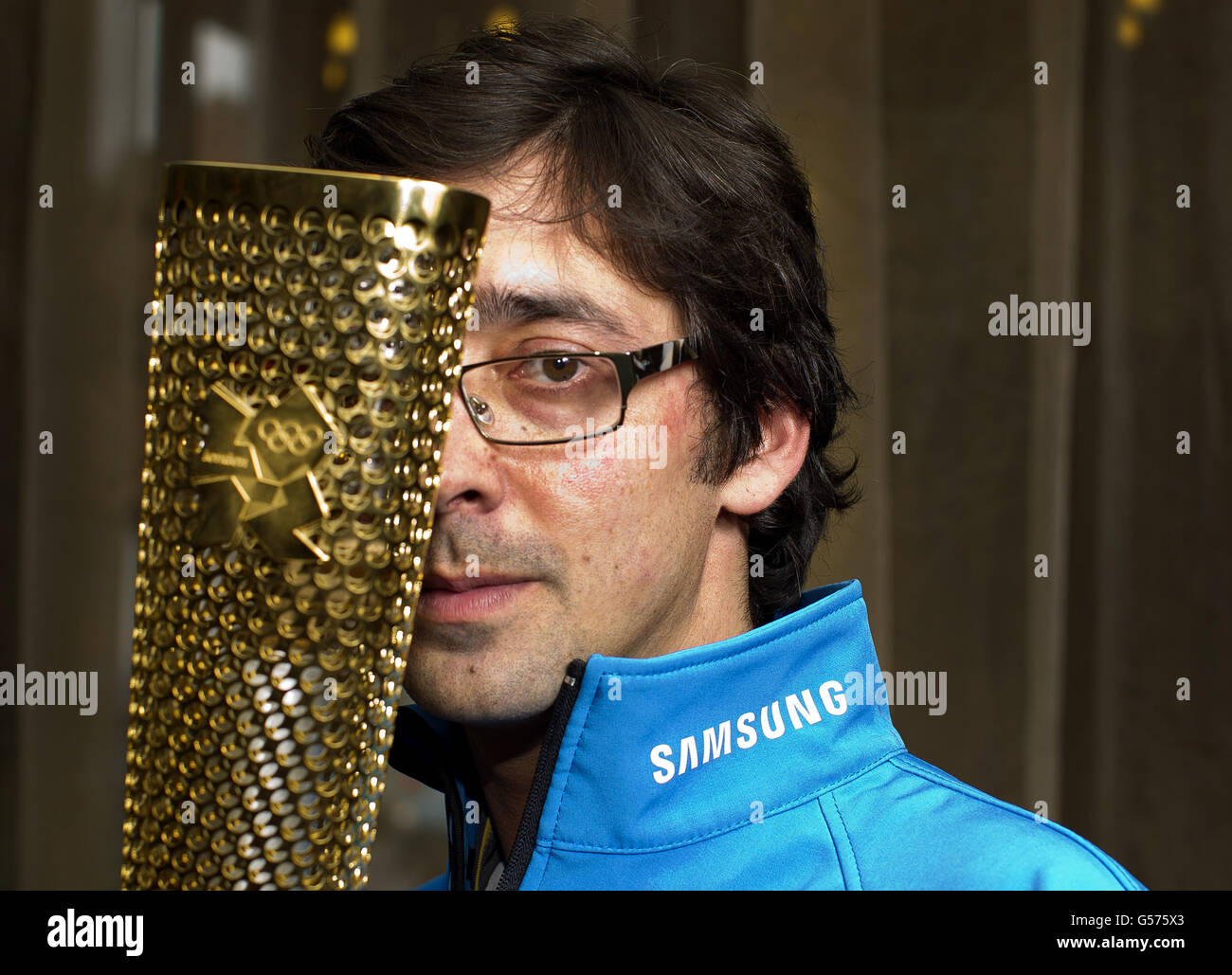 Colin Murray festeggia il trasporto della fiamma olimpica con i compagni del Nord Irlandese Torchbearers per conto di Samsung - un partner di presentazione del London 2012 Olympic Torch Relay, Belfast. PREMERE ASSOCIAZIONE foto. Data immagine: Mercoledì 6 giugno 2012. Samsung - un partner di presentazione del London 2012 Olympic Torch Relay. Samsung invita tutti a partecipare allo spirito dei Giochi Olimpici con il Samsung Hope Relay. Per partecipare, scarica l'app o cerca "Sampsung Hope Relay". Il credito fotografico dovrebbe essere: Liam McBurney/PA Wire Foto Stock