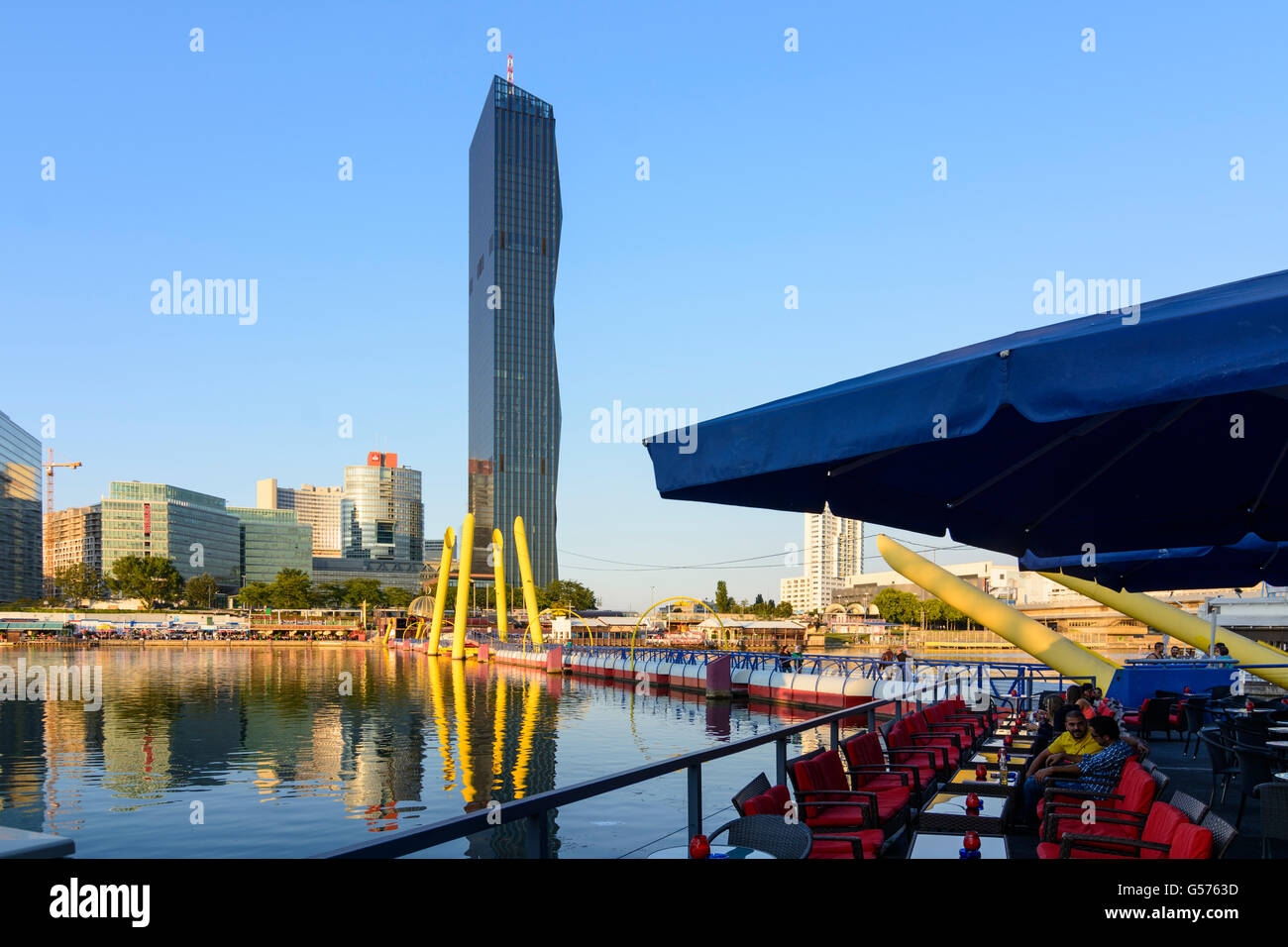 DC Tower 1, Donaucity, aree ristorante Città Sommersa (anteriore) e Copa Cagrana presso il Nuovo Danubio, Wien, Vienna, Austria, Wien, 22. Foto Stock