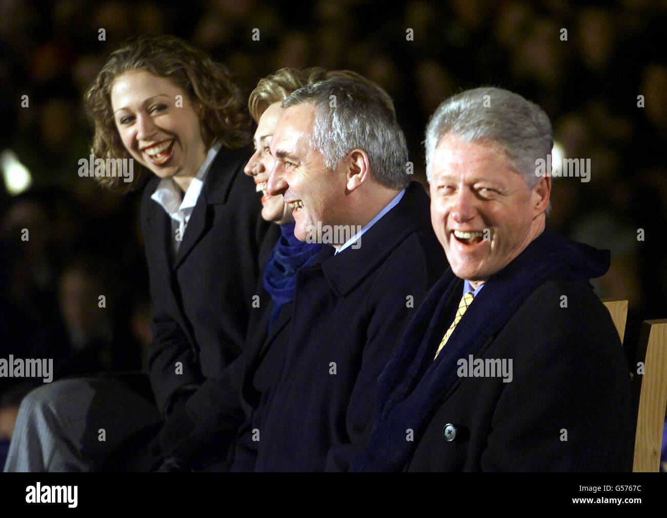 Il presidente AMERICANO Bill Clinton (destra) e il primo ministro irlandese Bertie Ahern a Dundalk, Co Louth, nella Repubblica irlandese, e la moglie del presidente americano Hillary e la figlia Chelsea (sinistra). Clinton si è rivolta a decine di migliaia di persone durante la visita. Foto Stock