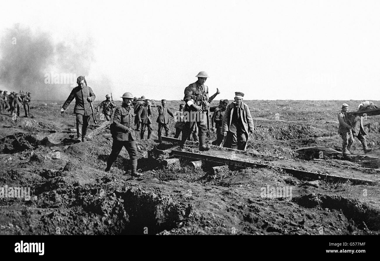 I prigionieri tedeschi aiutano a riportare i feriti britannici alle loro trincee dopo un attacco del XIV corpo (irlandese) sulle unità bavaresi che detengono Ginchy durante la battaglia della Somme. Foto Stock