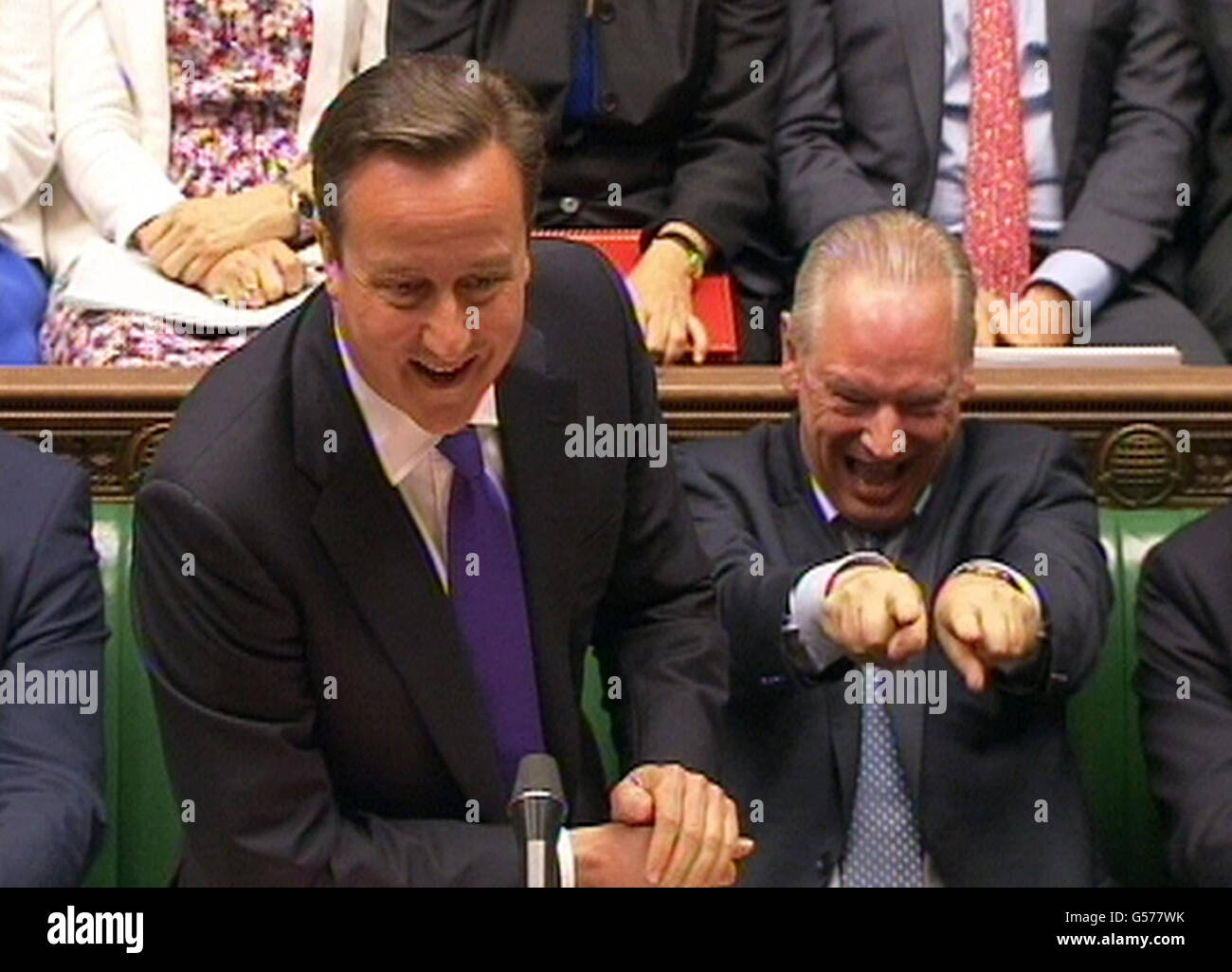 Il Segretario del Governo Francis Maude sottolinea come il primo Ministro David Cameron parli durante le interrogazioni del primo Ministro alla Camera dei Comuni, Londra. Foto Stock