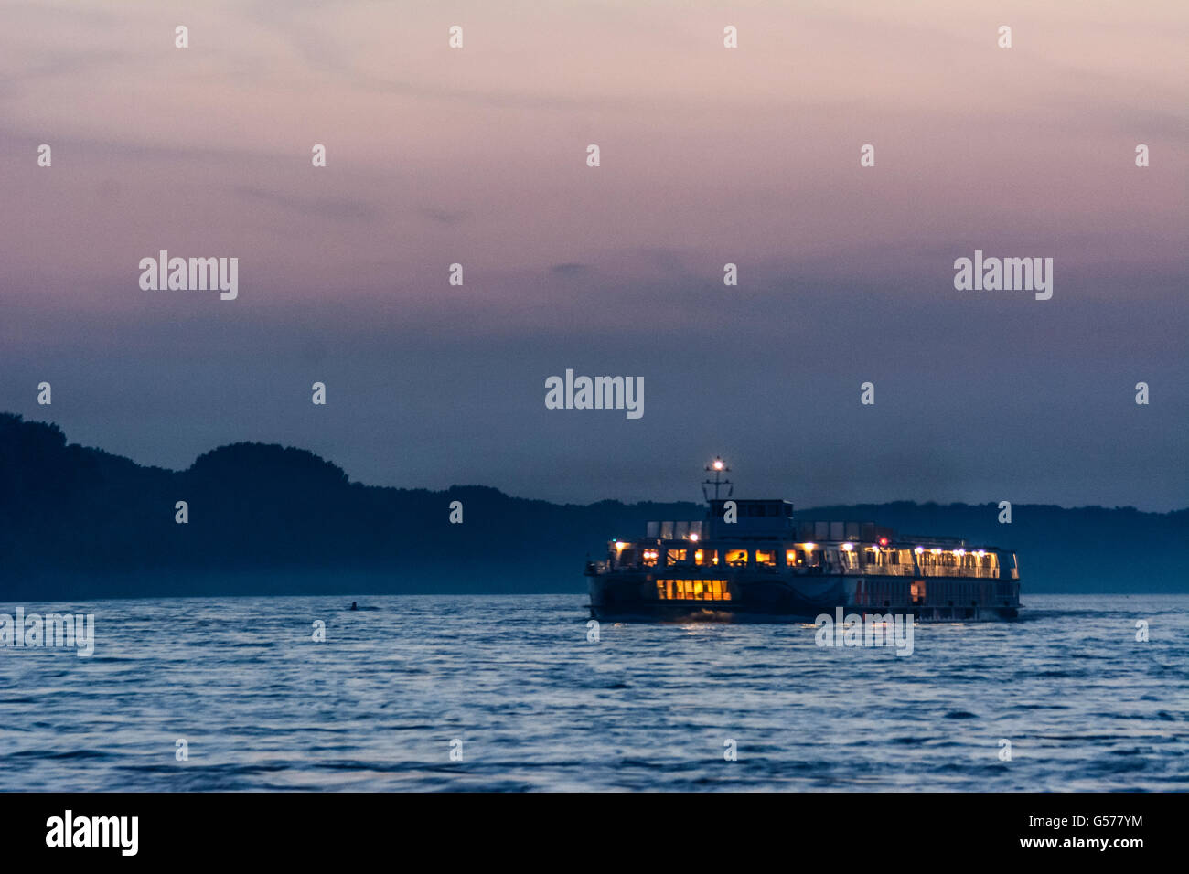 La nave di crociera, il Danubio, notte, Nationalpark Parco Nazionale Donauauen, Austria, Niederösterreich, Bassa Austria, Donau Foto Stock
