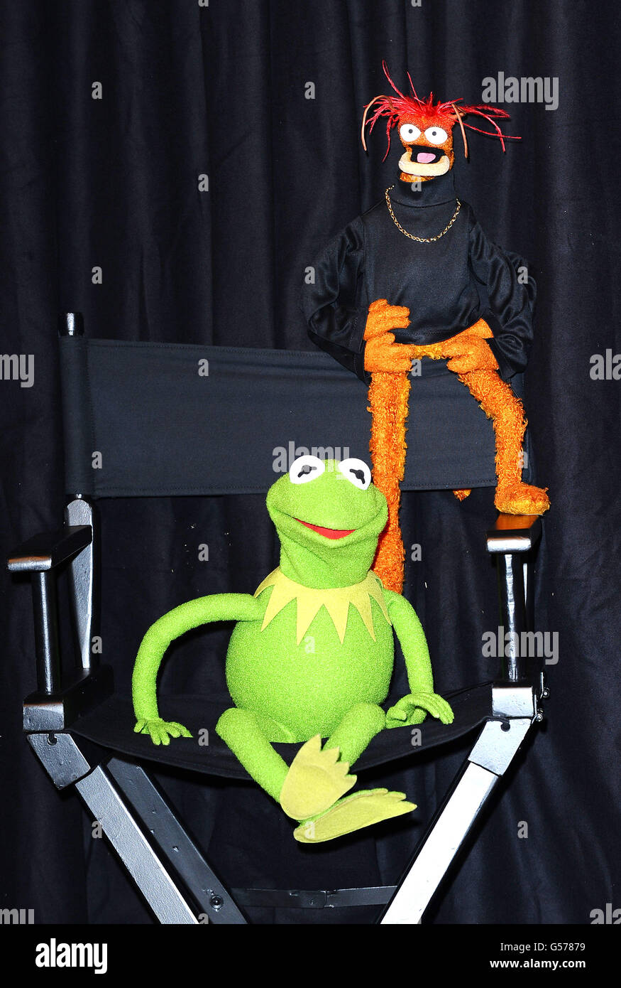 Kermit The Frog e Pepe The King Prawn incontrano i fan per celebrare l'uscita di 'The Muppets' su Blue-Ray e DVD, all'HMV di Londra. Foto Stock