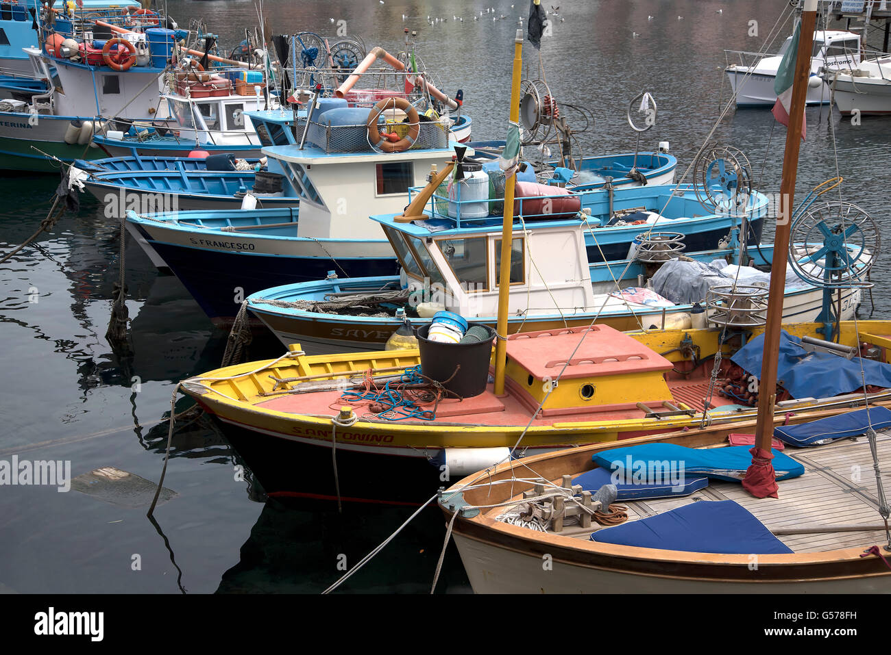 Il centro storico di Sorrento scendendo nell'originale porto dei pescatori di Marina Grande di Sorrento Foto Stock