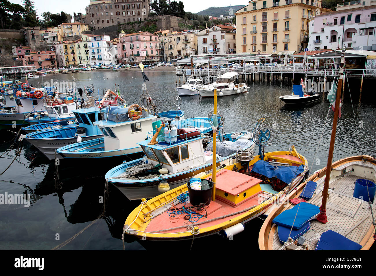 Il centro storico di Sorrento scendendo nell'originale porto dei pescatori di Marina Grande di Sorrento Foto Stock