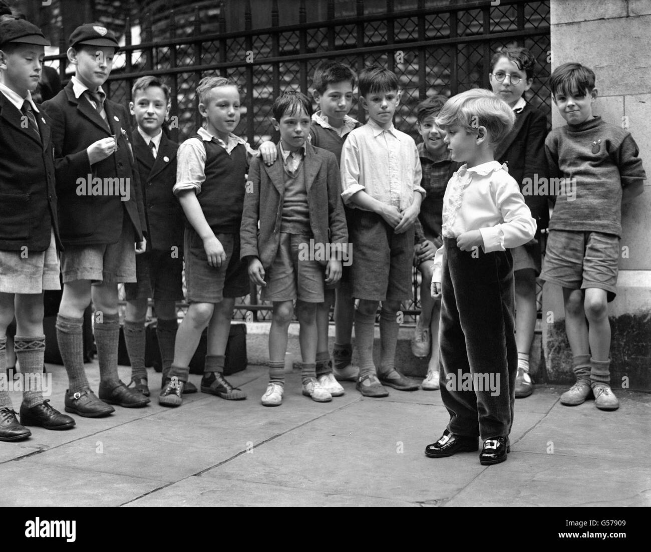Il momento più imbarazzante della giornata per Nicholas Goodman, 4, come è valutato da critici contemporanei fuori St James's Church, Spanish Place, Londra. Foto Stock