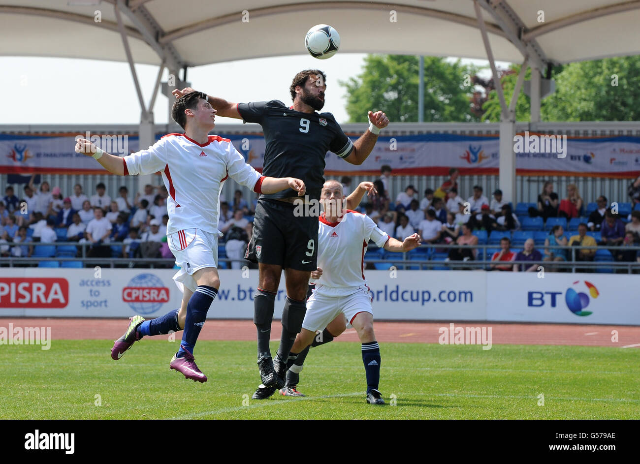 Gran Bretagna: George Fletcher (a sinistra) e la battaglia di Josh McKinney degli Stati Uniti per la palla durante la partita di calcio maschile 7-a-side Foto Stock