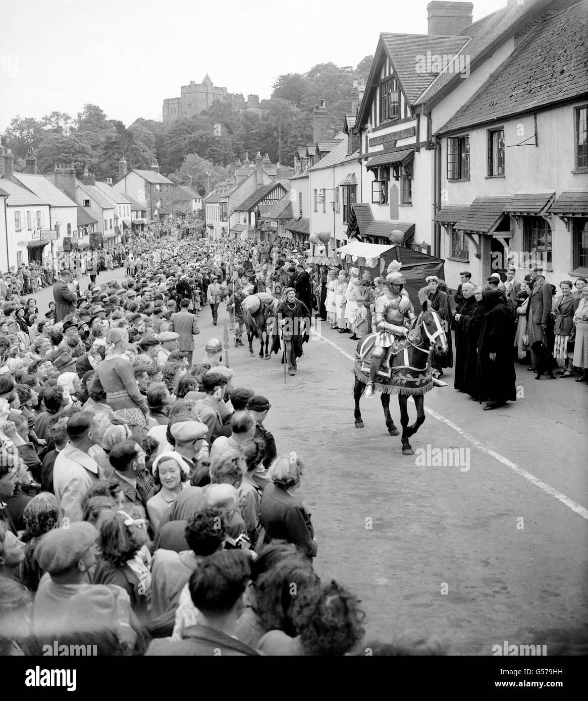 Festival di intrattenimento britannico per gli abitanti di Dunster, Somerset, e i loro visitatori include una settimana 'fayre' - ricostruzione di una fiera medievale - nella strada principale. Foto Stock