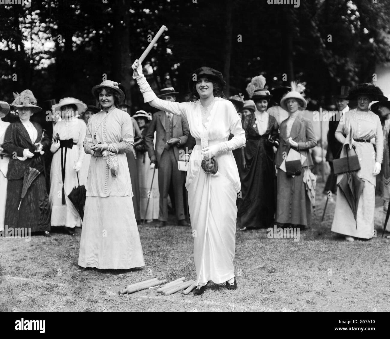 Attrice inglese Gladys Cooper a una festa teatrale in giardino Foto Stock