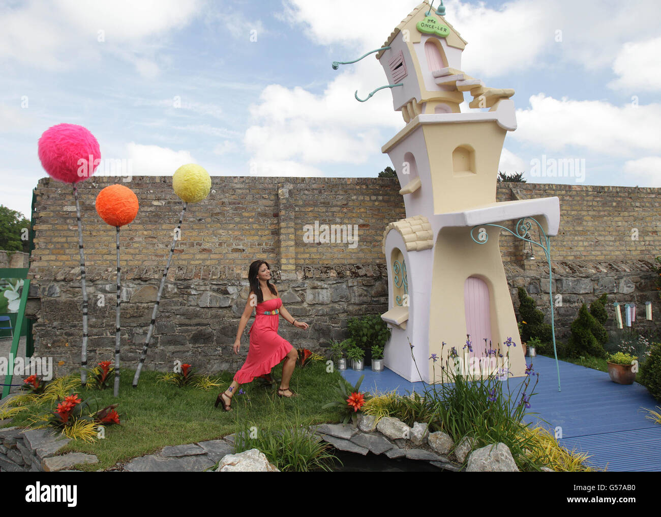 Magda Tatar dal Brasile in un giardino sponsorizzato da Glenisk Lorax durante un'anteprima del Bloom nel Park Festival a Pheonix Park, Dublino. Foto Stock