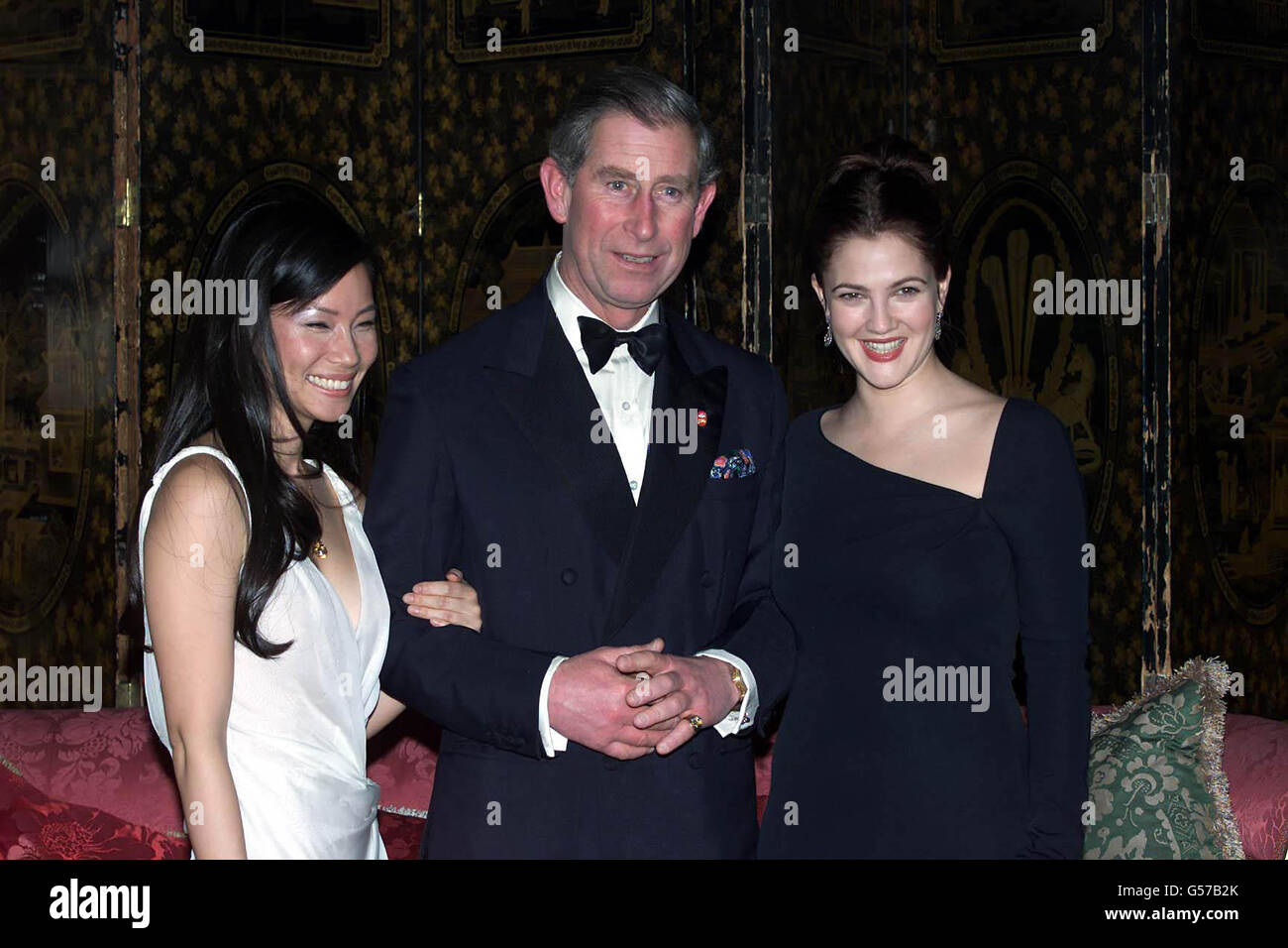 Il Principe di Galles, affiancato da due Angeli di Charlie, ha ospitato una cena per attrici Lucy Liu (a sinistra) e Drew Barrymore al Palazzo di St James in aiuto della fiducia del Principe. Foto Stock Il Principe di Galles, affiancato da due Angeli di Charlie, ha ospitato una cena per attrici Lucy Liu (a sinistra) e Drew Barrymore al Palazzo di St James in aiuto della fiducia del Principe. Foto Stock
